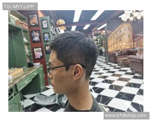 足球场上的M字发际线明星们如何逆袭成就辉煌人生